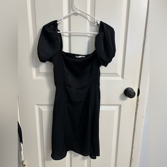 Black puff sleeve dress. Size medium - Picture 2 of 4